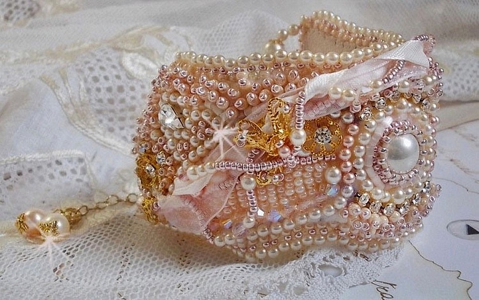 Bracelet Poudre de Riz manchette brod&eacute; avec des perles de culture d'eau douce, des perles nacr&eacute;es, des rocailles et des Cristaux de Swarovski