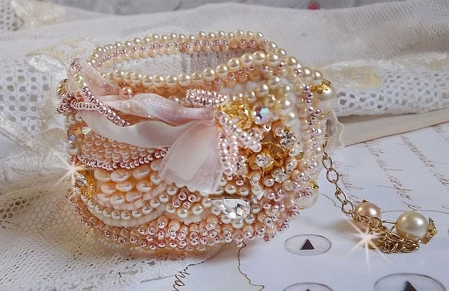 Bracelet Poudre de Riz manchette brod&eacute; avec des perles de culture d'eau douce, des perles nacr&eacute;es, des rocailles et des Cristaux de Swarovski