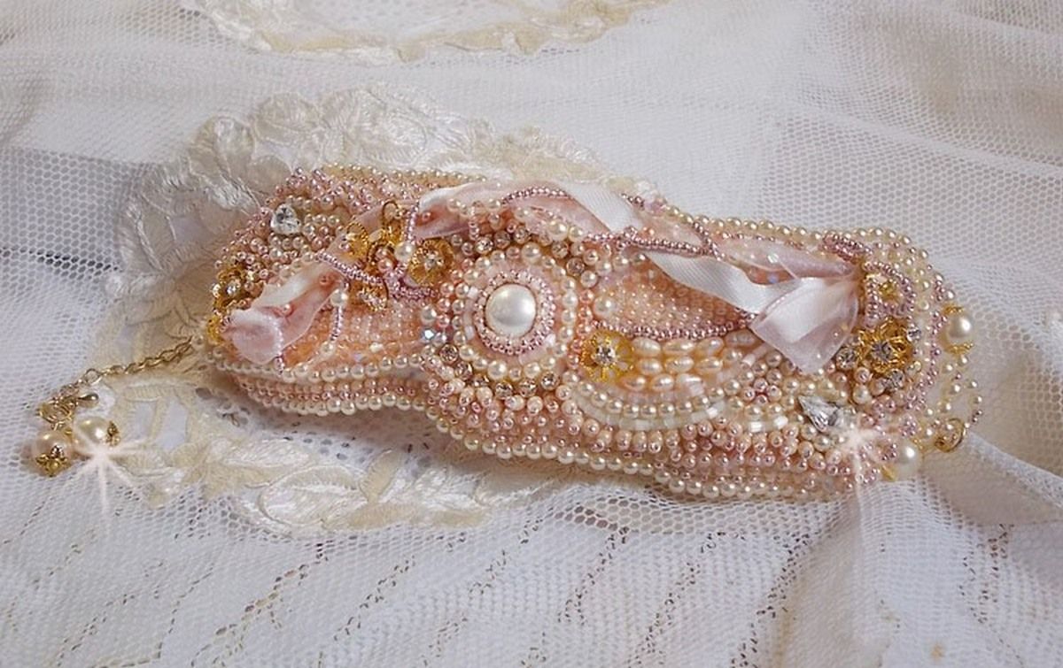 Bracelet Poudre de Riz manchette brod&eacute; avec des perles de culture d'eau douce, des perles nacr&eacute;es, des rocailles et des Cristaux de Swarovski