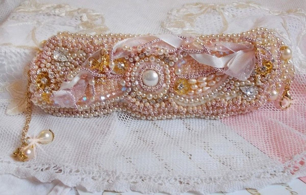 Bracelet Poudre de Riz manchette brod&eacute; avec des perles de culture d'eau douce, des perles nacr&eacute;es, des rocailles et des Cristaux de Swarovski