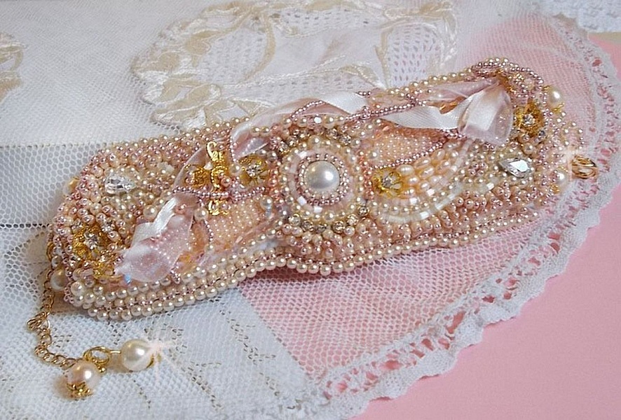 Bracelet Poudre de Riz manchette brod&eacute; avec des perles de culture d'eau douce, des perles nacr&eacute;es, des rocailles et des Cristaux de Swarovski