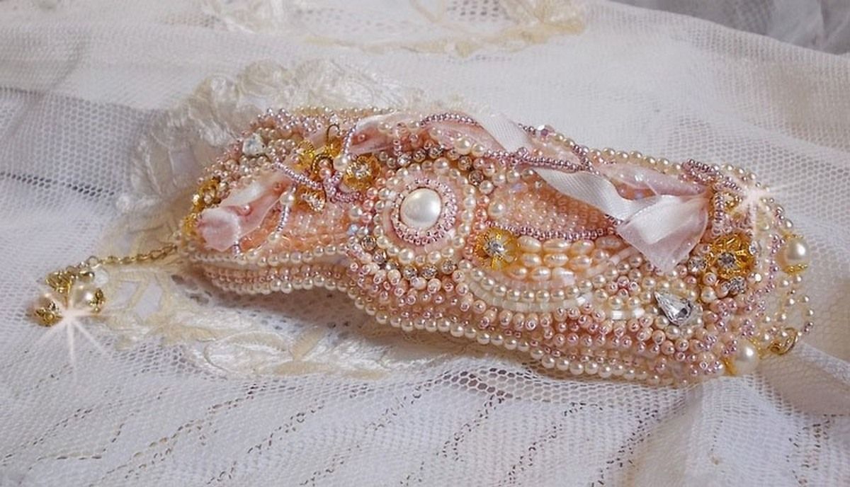 Bracelet Poudre de Riz manchette brod&eacute; avec des perles de culture d'eau douce, des perles nacr&eacute;es, des rocailles et des Cristaux de Swarovski