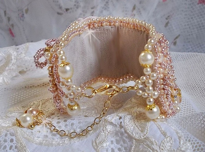 Bracelet Poudre de Riz manchette brod&eacute; avec des perles de culture d'eau douce, des perles nacr&eacute;es, des rocailles et des Cristaux de Swarovski