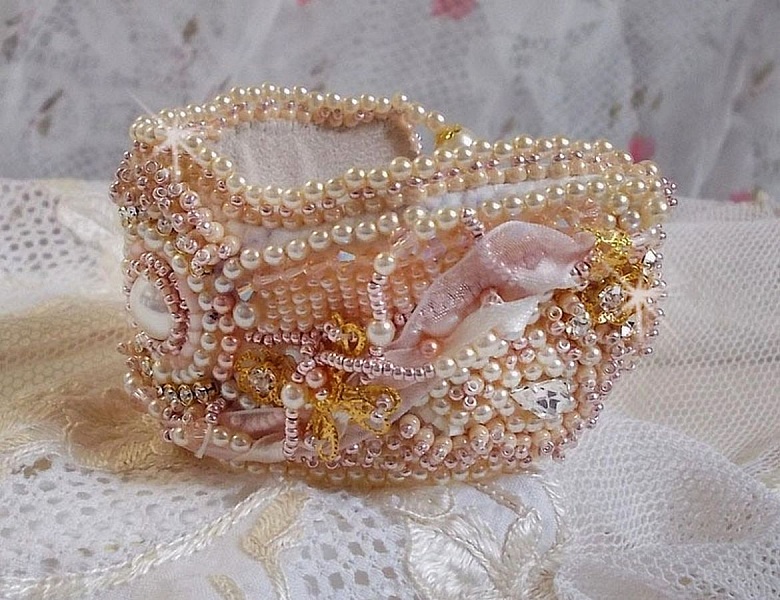 Bracelet Poudre de Riz manchette brod&eacute; avec des perles de culture d'eau douce, des perles nacr&eacute;es, des rocailles et des Cristaux de Swarovski