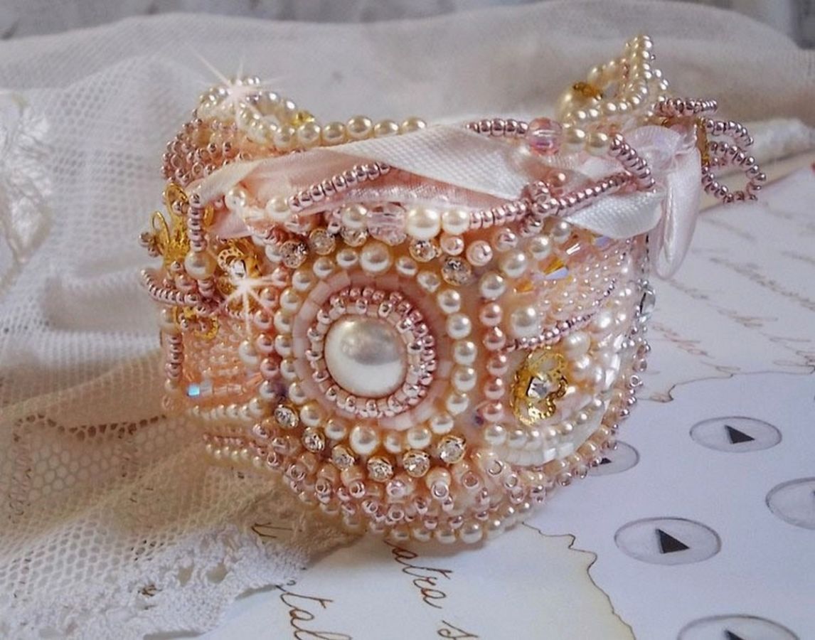 Bracelet Poudre de Riz manchette brod&eacute; avec des perles de culture d'eau douce, des perles nacr&eacute;es, des rocailles et des Cristaux de Swarovski