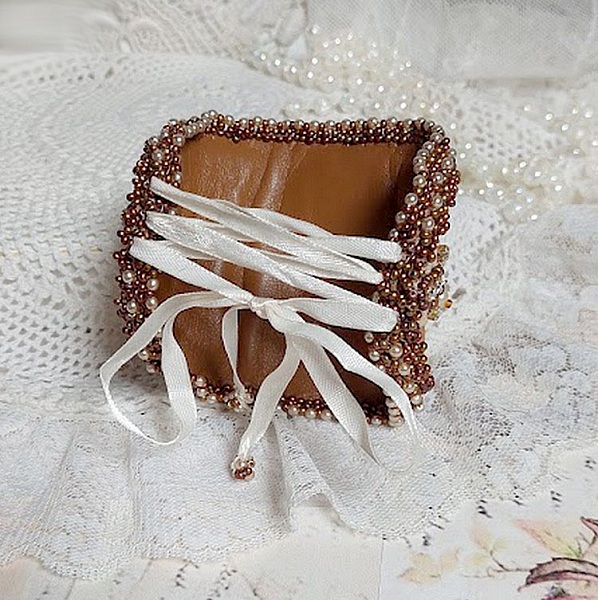 Bracelet Reflets de ros&eacute;e brod&eacute; avec cabochons ovales r&eacute;sines, rocailles, perles verres, cuir et dentelle ancienne