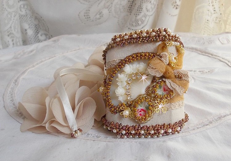 Bracelet Reflets de ros&eacute;e brod&eacute; avec cabochons ovales r&eacute;sines, rocailles, perles verres, cuir et dentelle ancienne