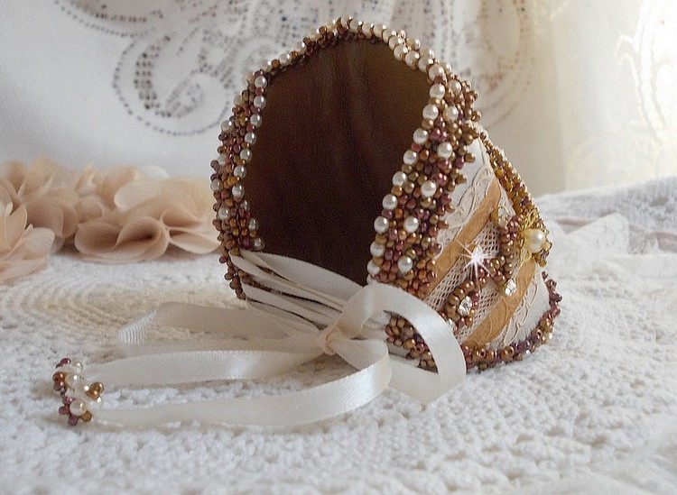 Bracelet Reflets de ros&eacute;e brod&eacute; avec cabochons ovales r&eacute;sines, rocailles, perles verres, cuir et dentelle ancienne