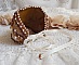 Bracelet Reflets de ros&eacute;e brod&eacute; avec cabochons ovales r&eacute;sines, rocailles, perles verres, cuir et dentelle ancienne