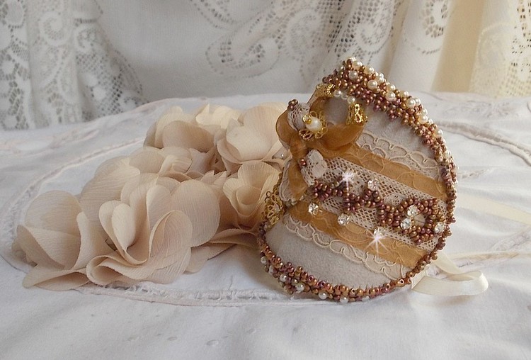 Bracelet Reflets de ros&eacute;e brod&eacute; avec cabochons ovales r&eacute;sines, rocailles, perles verres, cuir et dentelle ancienne