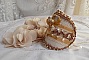 Bracelet Reflets de ros&eacute;e brod&eacute; avec cabochons ovales r&eacute;sines, rocailles, perles verres, cuir et dentelle ancienne