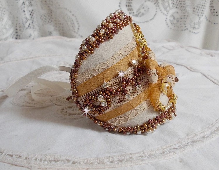 Bracelet Reflets de ros&eacute;e brod&eacute; avec cabochons ovales r&eacute;sines, rocailles, perles verres, cuir et dentelle ancienne