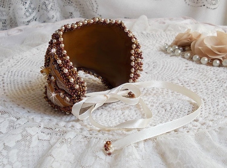 Bracelet Reflets de ros&eacute;e brod&eacute; avec cabochons ovales r&eacute;sines, rocailles, perles verres, cuir et dentelle ancienne