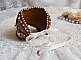 Bracelet Reflets de ros&eacute;e brod&eacute; avec cabochons ovales r&eacute;sines, rocailles, perles verres, cuir et dentelle ancienne