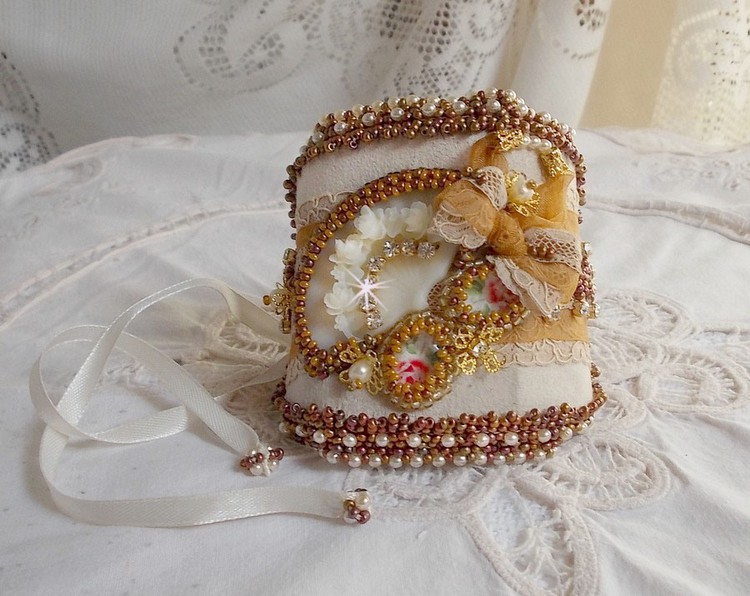 Bracelet Reflets de ros&eacute;e brod&eacute; avec cabochons ovales r&eacute;sines, rocailles, perles verres, cuir et dentelle ancienne