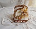 Bracelet Reflets de ros&eacute;e brod&eacute; avec cabochons ovales r&eacute;sines, rocailles, perles verres, cuir et dentelle ancienne