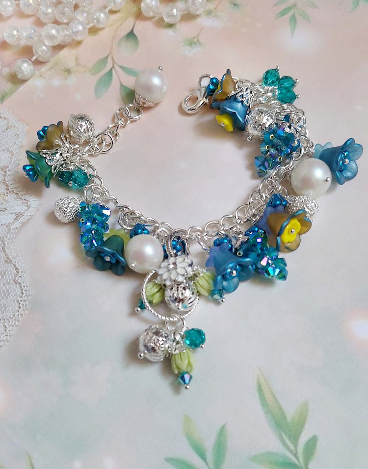 Bracelet Regard Scintillant avec fleurs frosted, clochettes verres, rondes r&eacute;sines, breloques et perles Cristal Swarovski