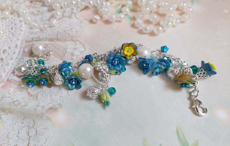 Bracelet Regard Scintillant avec fleurs frosted, clochettes verres, rondes r&eacute;sines, breloques et perles Cristal Swarovski
