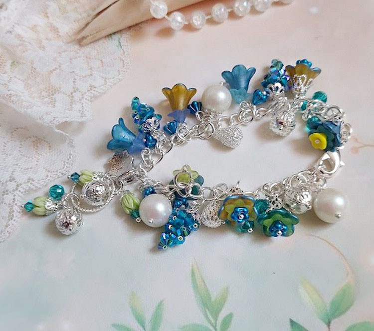 Bracelet Regard Scintillant avec fleurs frosted, clochettes verres, rondes r&eacute;sines, breloques et perles Cristal Swarovski