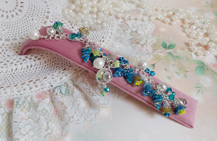 Bracelet Regard Scintillant avec fleurs frosted, clochettes verres, rondes r&eacute;sines, breloques et perles Cristal Swarovski