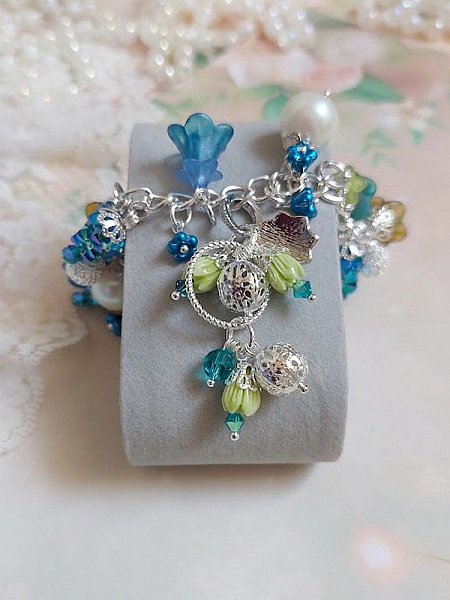 Bracelet Regard Scintillant avec fleurs frosted, clochettes verres, rondes r&eacute;sines, breloques et perles Cristal Swarovski