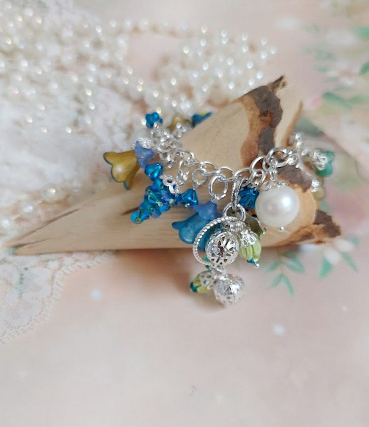 Bracelet Regard Scintillant avec fleurs frosted, clochettes verres, rondes r&eacute;sines, breloques et perles Cristal Swarovski
