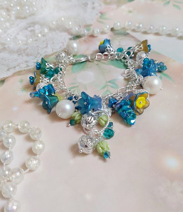 Bracelet Regard Scintillant avec fleurs frosted, clochettes verres, rondes r&eacute;sines, breloques et perles Cristal Swarovski