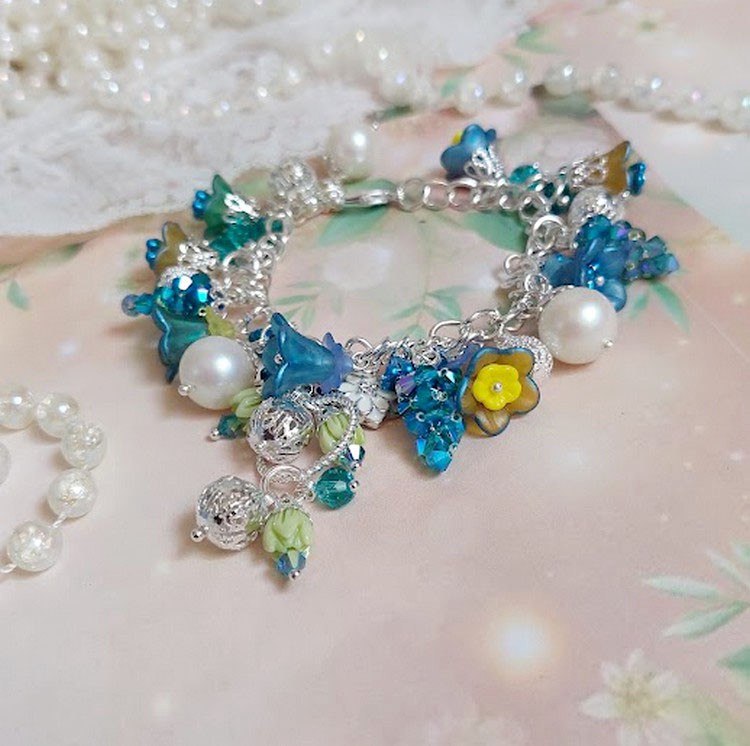 Bracelet Regard Scintillant avec fleurs frosted, clochettes verres, rondes r&eacute;sines, breloques et perles Cristal Swarovski
