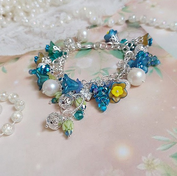 Bracelet Regard Scintillant avec fleurs frosted, clochettes verres, rondes r&eacute;sines, breloques et perles Cristal Swarovski