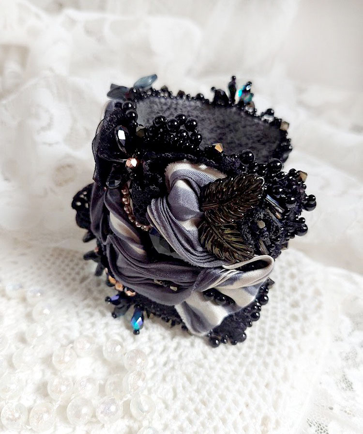 Bracelet manchette baroque brodé avec perles et rubans soie.