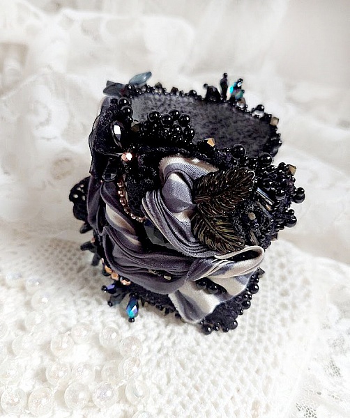 Bracelet manchette baroque brodé avec perles et rubans soie.