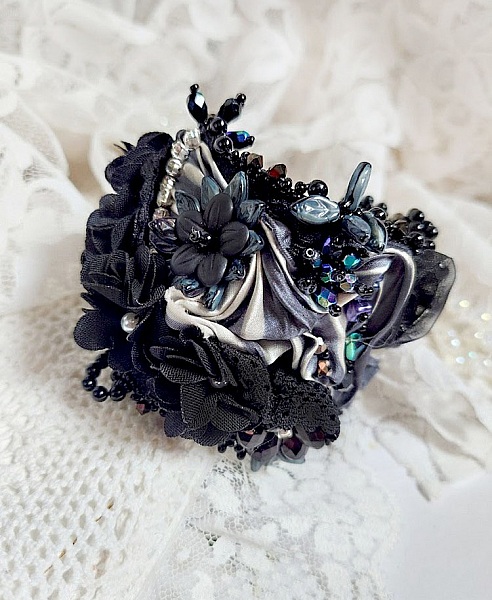 Bracelet manchette baroque brodé avec fleurs, dentelle et perles.
