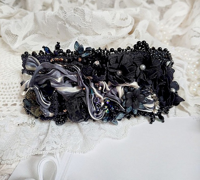 Bracelet manchette baroque brodé de perles, rubans et fleurs.