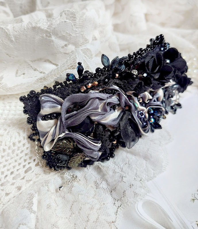 Bracelet manchette brodé baroque avec perles, soie et dentelle.