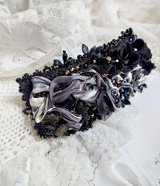 Bracelet manchette brodé baroque avec perles, soie et dentelle.