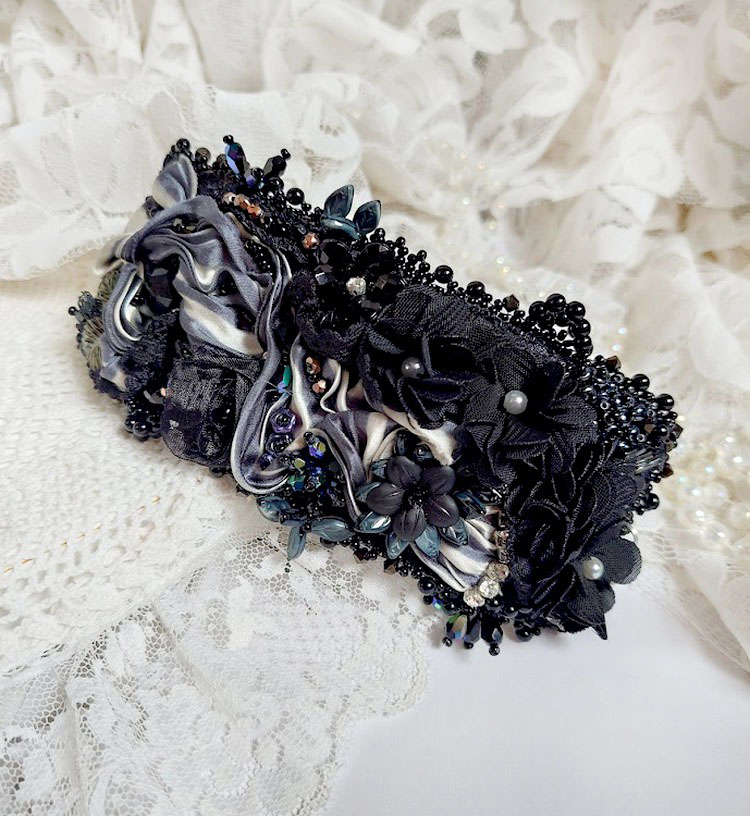 Bracelet manchette brodé baroque avec fleurs, perles et dentelle.