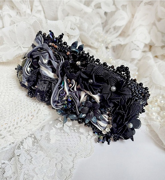 Bracelet manchette brodé baroque avec fleurs, perles et dentelle.