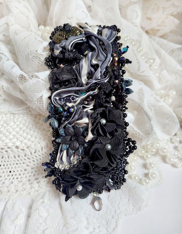 Bracelet manchette baroque brodé avec perles, rubans et fleurs.