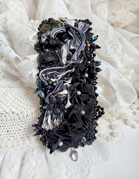 Bracelet manchette baroque brodé avec perles, rubans et fleurs.