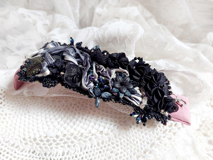 Bracelet manchette baroque brodé avec perles, rubans et fleurs.