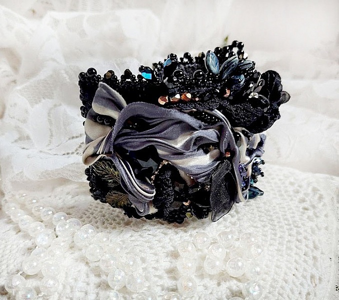 Bracelet manchette baroque brodé de perles, dentelle et rubans.