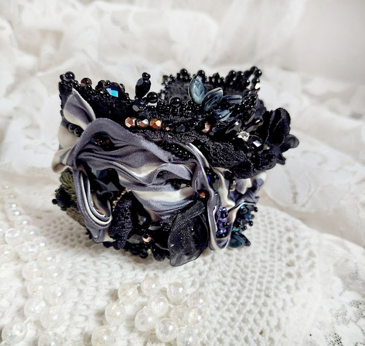 Bracelet manchette baroque brodé en perles, dentelle et soie.