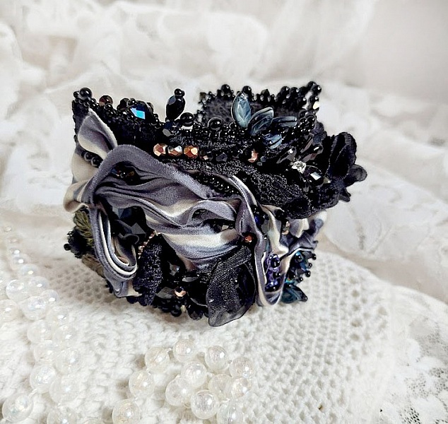 Bracelet manchette baroque brodé en perles, dentelle et soie.