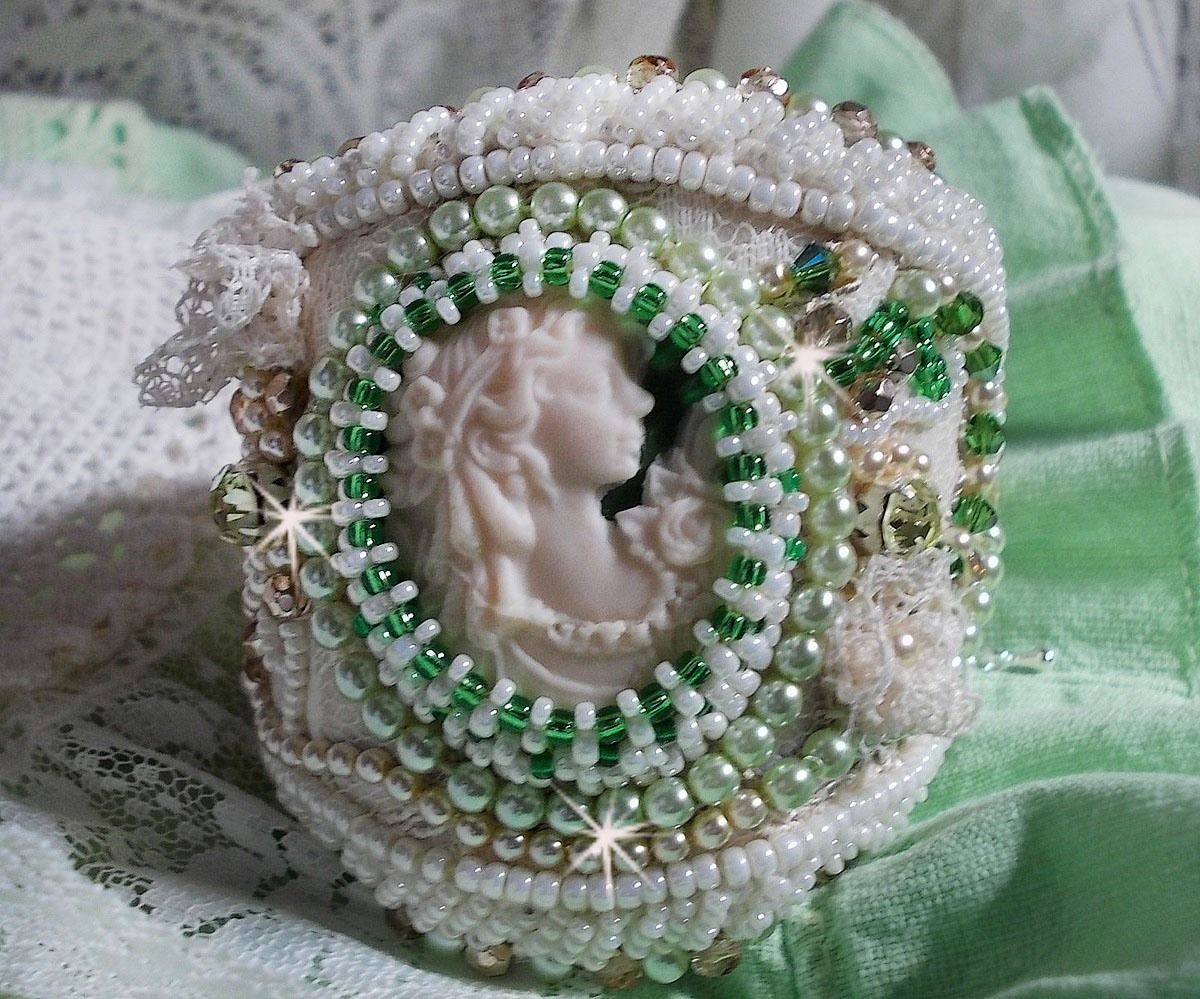 Bracelet S&eacute;duction Charme brod&eacute; avec un cabochon Fimo fait main repr&eacute;sentant une femme avec des fleurs orn&eacute; de perles Tilleul et Ivoire, s&rsquo;ajoute des toupies, chatons Jaune et rocailles