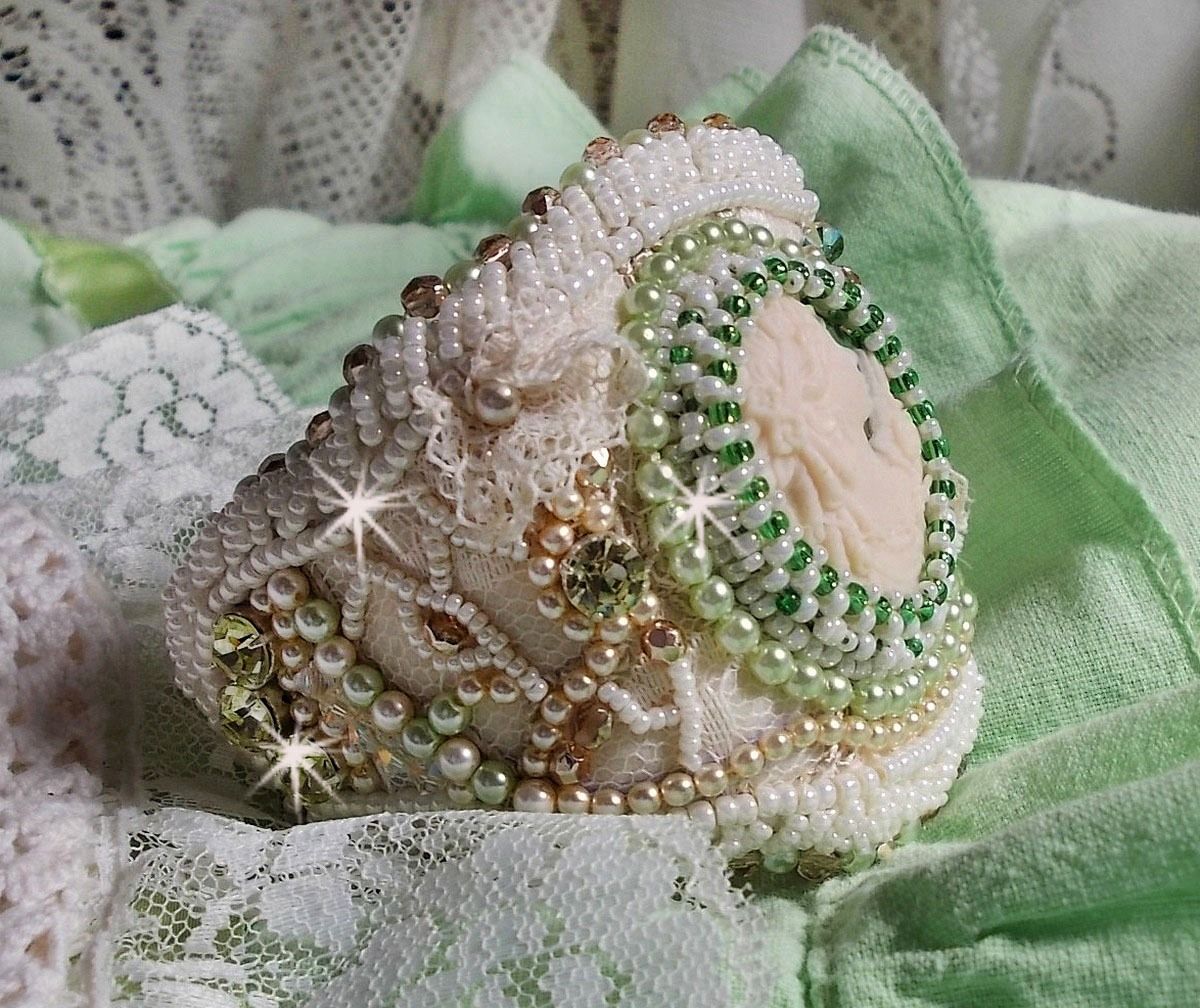 Bracelet S&eacute;duction Charme brod&eacute; avec un cabochon Fimo fait main repr&eacute;sentant une femme avec des fleurs orn&eacute; de perles Tilleul et Ivoire, s&rsquo;ajoute des toupies, chatons Jaune et rocailles