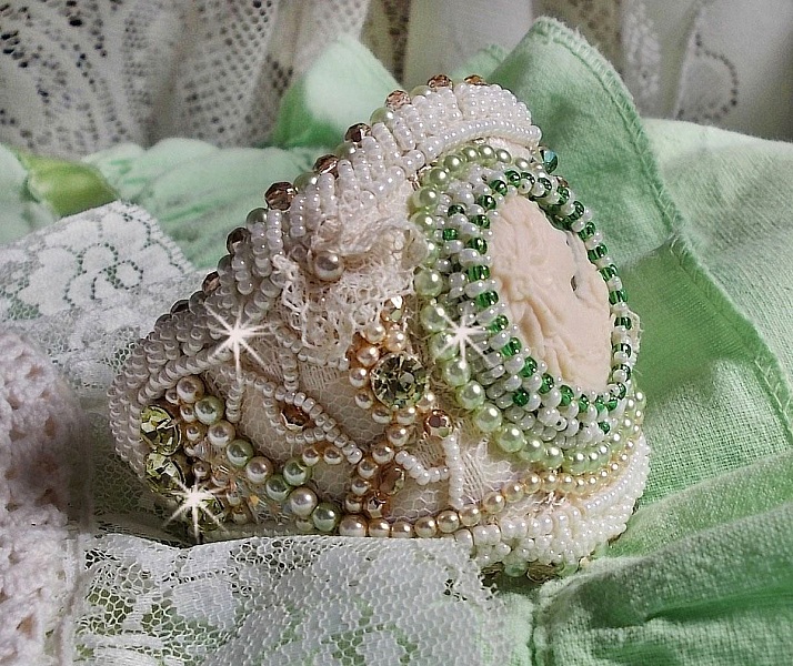 Bracelet S&eacute;duction Charme brod&eacute; avec un cabochon Fimo fait main repr&eacute;sentant une femme avec des fleurs orn&eacute; de perles Tilleul et Ivoire, s&rsquo;ajoute des toupies, chatons Jaune et rocailles