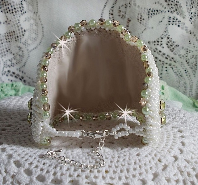 Bracelet S&eacute;duction Charme brod&eacute; avec un cabochon Fimo fait main repr&eacute;sentant une femme avec des fleurs orn&eacute; de perles Tilleul et Ivoire, s&rsquo;ajoute des toupies, chatons Jaune et rocailles