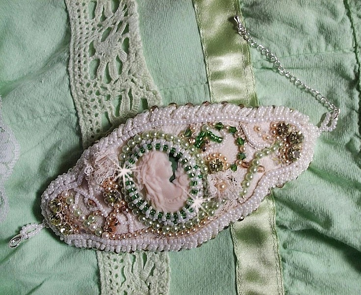 Bracelet S&eacute;duction Charme brod&eacute; avec un cabochon Fimo fait main repr&eacute;sentant une femme avec des fleurs orn&eacute; de perles Tilleul et Ivoire, s&rsquo;ajoute des toupies, chatons Jaune et rocailles