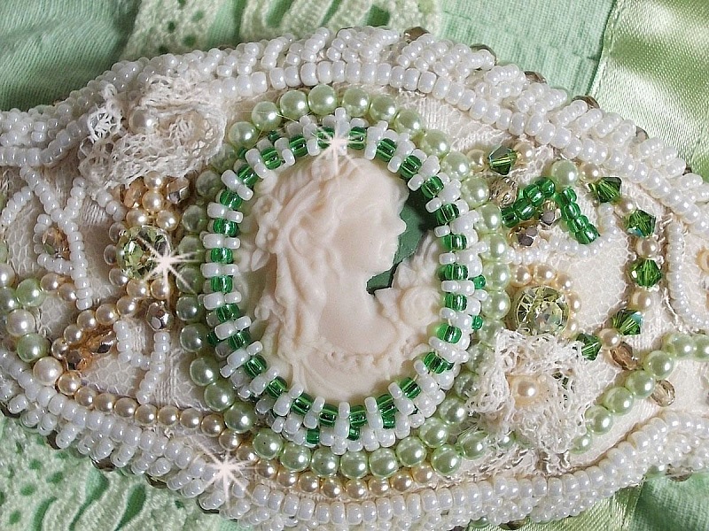 Bracelet S&eacute;duction Charme brod&eacute; avec un cabochon Fimo fait main repr&eacute;sentant une femme avec des fleurs orn&eacute; de perles Tilleul et Ivoire, s&rsquo;ajoute des toupies, chatons Jaune et rocailles