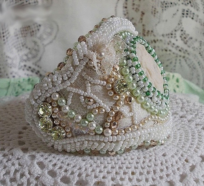 Bracelet S&eacute;duction Charme brod&eacute; avec un cabochon Fimo fait main repr&eacute;sentant une femme avec des fleurs orn&eacute; de perles Tilleul et Ivoire, s&rsquo;ajoute des toupies, chatons Jaune et rocailles